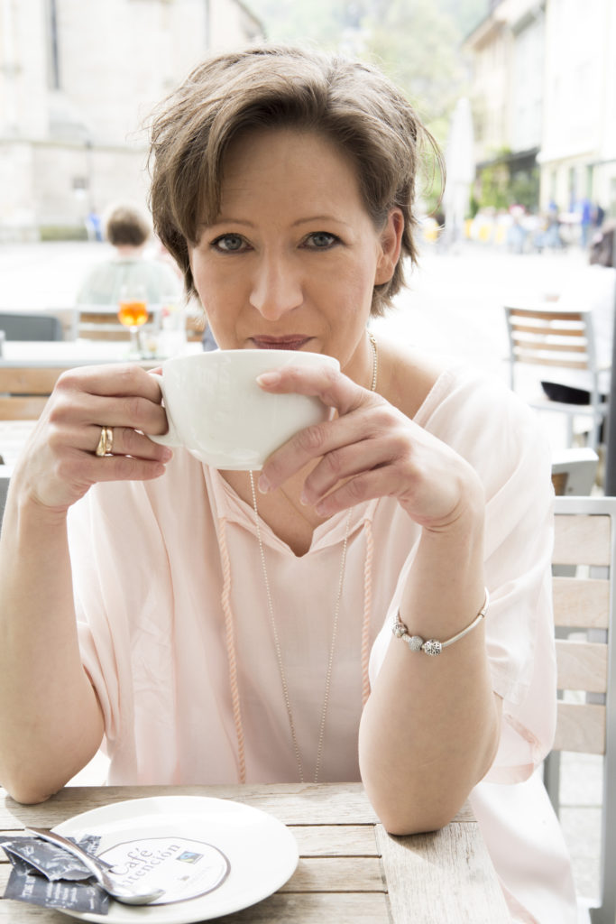 Autorin Silke Porath trinkt einen Kaffee.