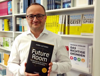 Harry Gatter vom Zukunftsinstitut hält sein Buch "Future Room" in der Hand
