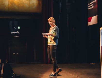 Moderatorin Eva Schulz beim scoopcamp 2017