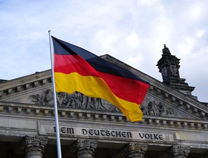 Bundestag mit Flagge