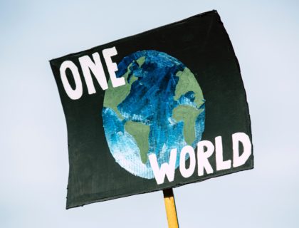 Protestschild "One World"