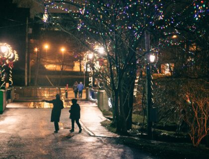 zwei Personen spazieren in dunkler, winterlicher Umgebung